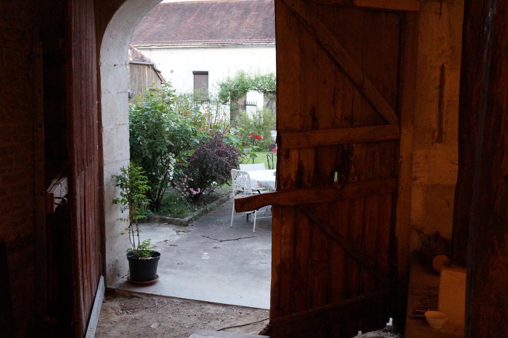 La Grille Fleurie, Chambres D'Hote Chez L'Habitant Arthonnay Buitenkant foto